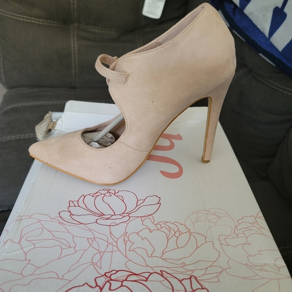 Ladies Heels with strap - Picture 2 of 6